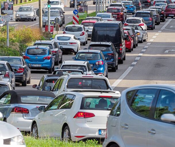Die B 27 (hier die Schlossstraße) ist sofort voll, wenn bei Veranstaltungen die Besucher in die Stadt rollen.