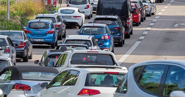 Die B 27 (hier die Schlossstraße) ist sofort voll, wenn bei Veranstaltungen die Besucher in die Stadt rollen.