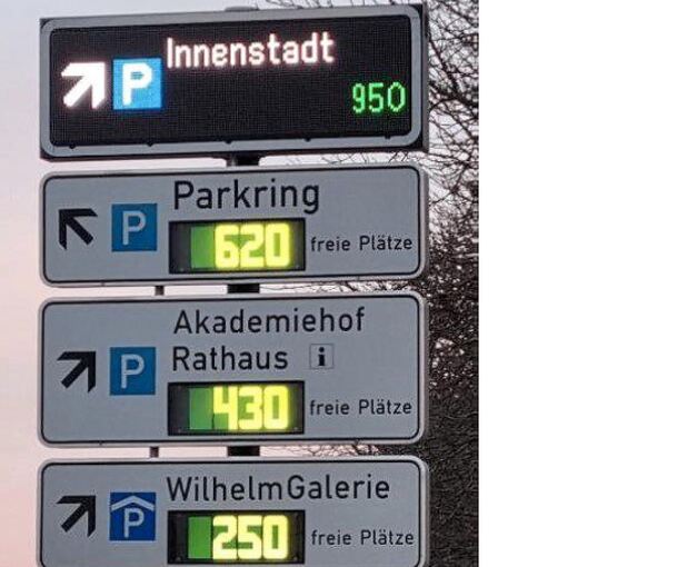 Offenbar gewollt: Der Mix aus dynamischem und starrem Parkleitsystem kann große Verwirrung auslösen.
