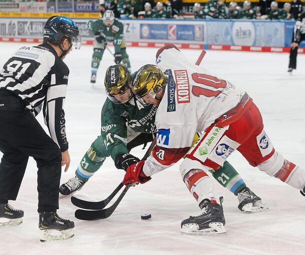 Die beiden Topscorer beim Bully: Bietigheims 1:1-Torschütze Jack Doremus (Mitte) und Julian Kornelli vom EV Landshut.Foto: Hansjürgen Britsch