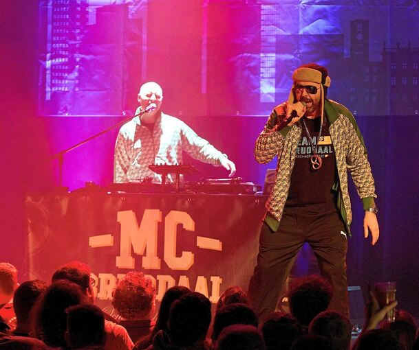 Dialekt und Nähe zum Publikum: MC Bruddaal im Scala – im Hintergrund DJ Disco Toni. Foto: Andreas Becker