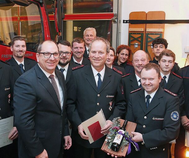 Freudige Gesichter bei den Ehrungen und Beförderungen der Feuerwehr.Foto: Alfred Drossel
