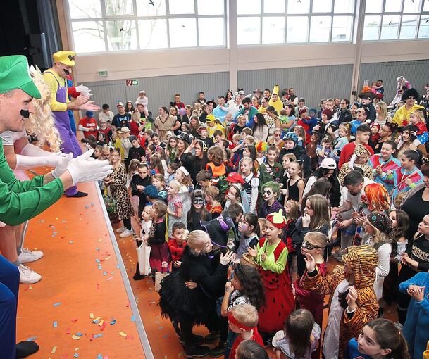 In der Erligheimer August-Holder-Halle tanzte am Sonntagnachmittag beim Kinderfasching des SKV der Bär.Fotos: Alfred Drossel