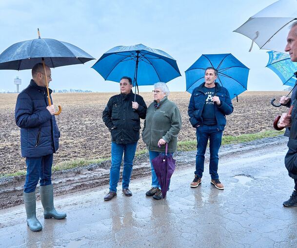 Der FDP-Landtagsabgeordnete Hans Dieter Scheerer (ganz links) besichtigt mit Vertretern der Bürgerinitiative das für die Landeserstaufnahmeeinrichtung vorgesehene Areal.Foto: Andreas Becker