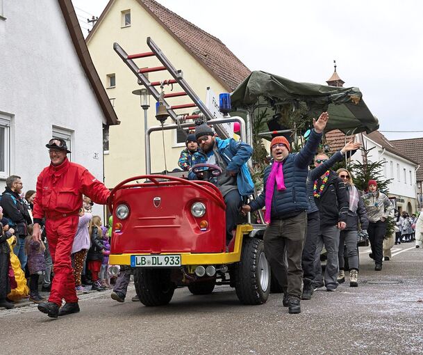 Nicht nur als Teilnehmer von Umzügen sind die Feuerwehren gefragt, sondern auch zunehmend für deren Absicherung.