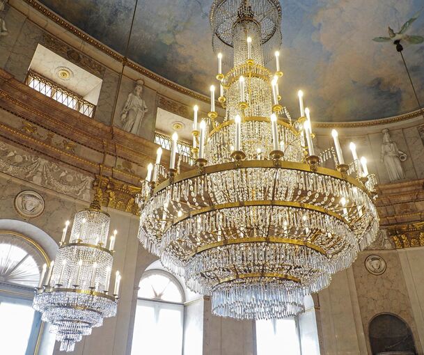 Imposant ist der Marmorsaal mit Kronleuchtern. Archivfoto: Holm Wolschendorf