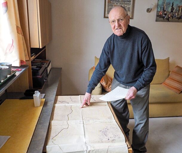 Hans Dietl zeigt auf einer Flurkarte den „Judengarten“ beim Forsthof. Foto: Holm Wolschendorf