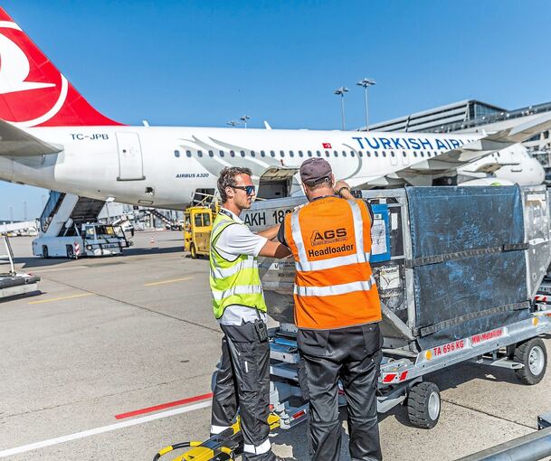 Sogenannte „Ramp Agents“ koordinieren alle Arbeiten, die zwischen Landung und Start eines Flugzeuges anfallen und pünktlich zum geplanten Start beendet sein müssen. Fotos: Flughafen Stuttgart/Maks Richter