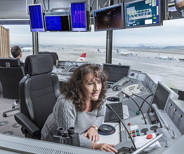 Mitarbeiter in der Vorfeldkontrolle weisen zum Beispiel den Flugzeugen ihre Parkplätze zu oder geben vor, wo Gepäck zu verladen ist.
