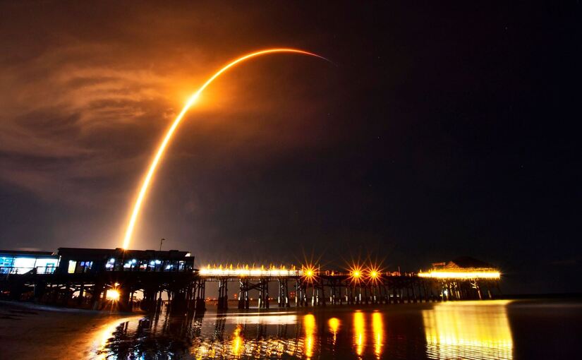Start einer SpaceX-Rakete mit Starlink -Satelliten