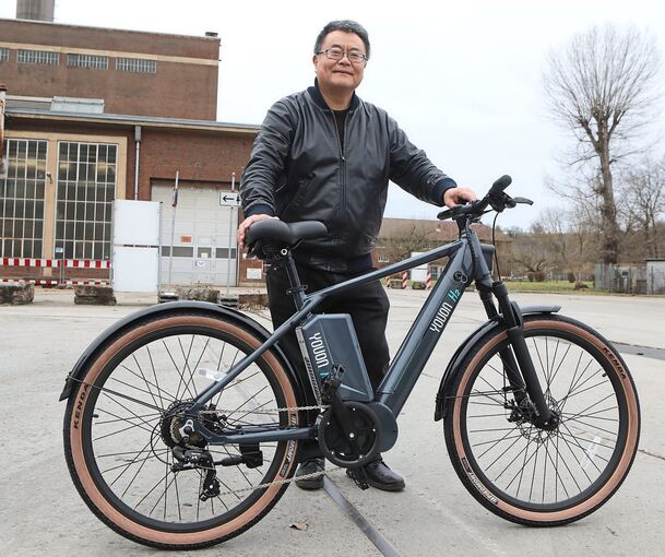 Wandaa-Inhaber und Geschäftsführer David Wang mit dem Wasserstoff-Fahrrad. Foto: Ramona Theiss