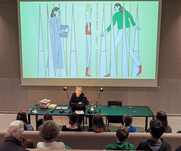 Die Comic-Künstlerin Mia Oberländer berichtet in Marbach über ihre Arbeit und ihr Buch „Anna“. Foto: Holm Wolschendorf