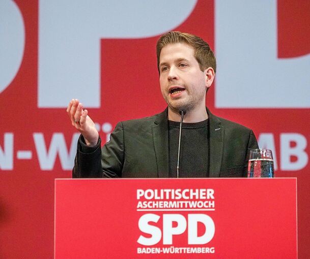 SPD-Generalsekretär Kevin Kühnert warnt in seiner Rede in Ludwigsburg vor Bündnissen mit der AfD. Foto: Holm Wolschendorf