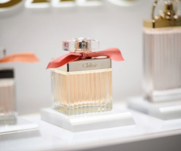 Der Täter hat mehrere hochpreisige Parfüms eingesteckt.