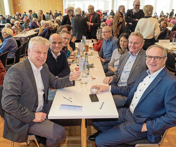 Am Ehrentisch sitzen SPD-Urgesteine wie Bietigheims OB Jürgen Kessing, Claus Schmiedel und Reinhold Gall