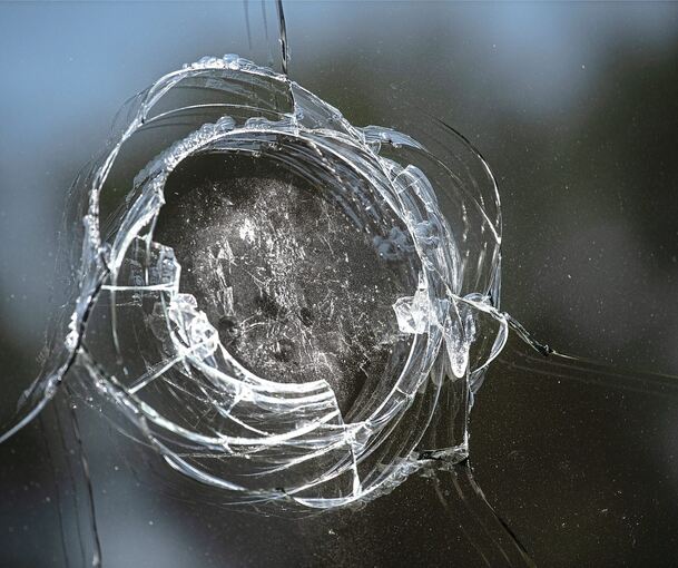 Eine Fensterscheibe in der Peter-Eichert-Straße wurde mit einem Stein eingeworfen. Symbolfoto: Sina Schuldt /dpa