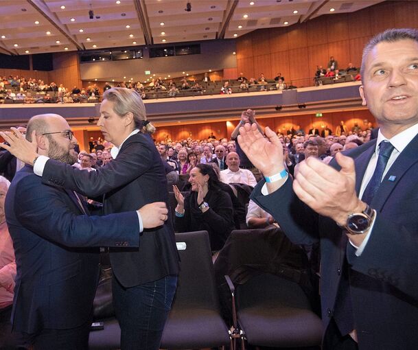 Sie bildeten die AfD-Landesspitze zur Zeit des Erbfalls: Martin Hess (rechts) applaudiert beim Böblinger Landesparteitag 2020 als frisch gekürter Vize, hinten umarmen sich die neu gewählte Landessprecherin Alice Weidel und ihr zweiter Stellvertreter