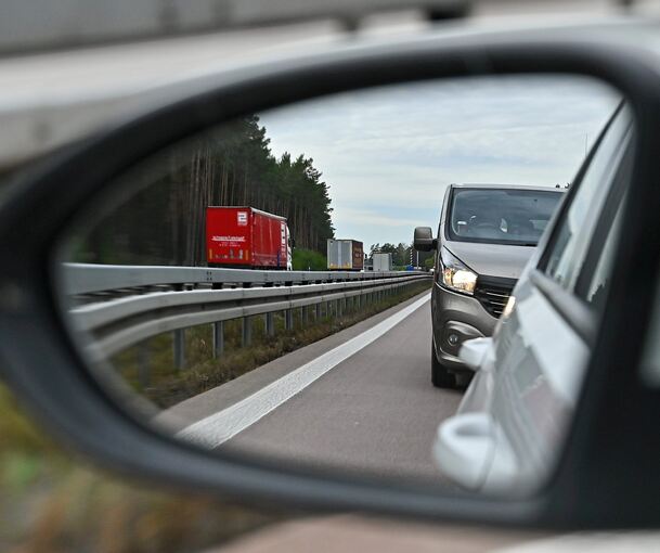 Bei einem Unfall wurde ein Außenspiegel beschädigt.