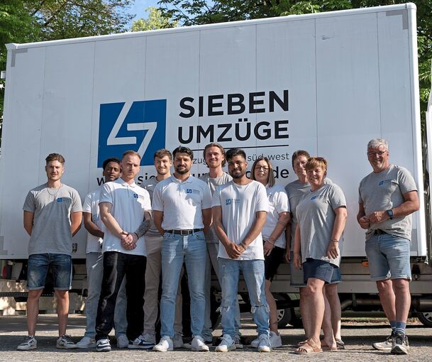 Starke Arme: Tobias Aberle, Mitgründer und Co-Chef von Sieben Umzüge (sechster von links) mit Mitarbeitern des Unternehmens. Foto: Sieben Umzüge