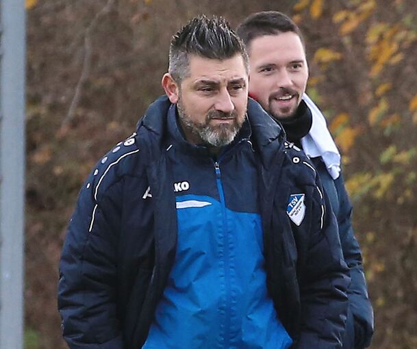 Enttäuscht: Nach dann acht Jahren muss Ahmet Yenisen im Sommer seinen Trainerposten beim abstiegsbedrohten Bezirksligisten TSV Münchingen räumen. Foto: Baumann