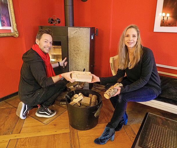 Den Ofen befeuern Felix und Nadja Adelmann mehrmals am Tag. Fotos: Holm Wolschendorf