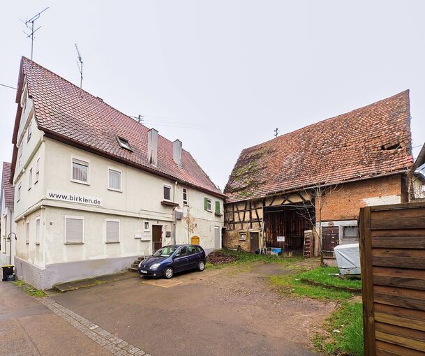 Zu dem Hof in Neckarweihingen gehören Wohngebäude und Scheune. Foto: Holm Wolschendorf