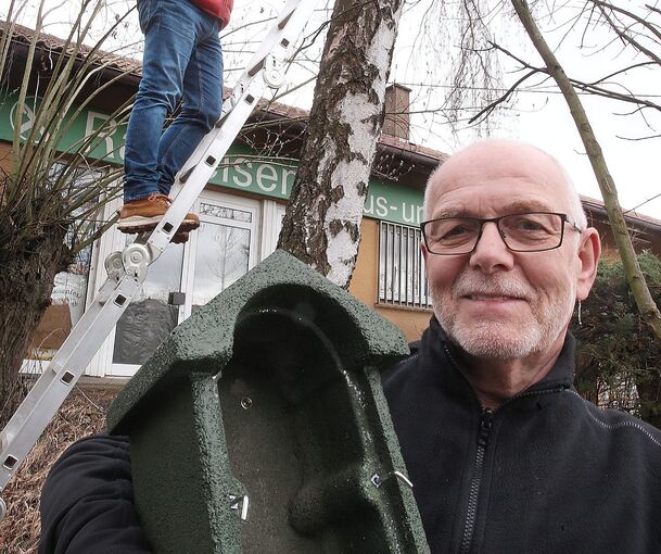 Dieser Nistkasten ist sauber – dank Reiner Seiz (auf der Leiter) und Klaus Thiele. Foto: Alfred Drossel