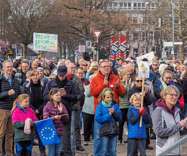 Etwa 1200 Menschen nehmen am Sonntag nach Polizeiangaben an der Demo auf dem Kornwestheimer Marktplatz teil. Foto: Holm Wolschendorf