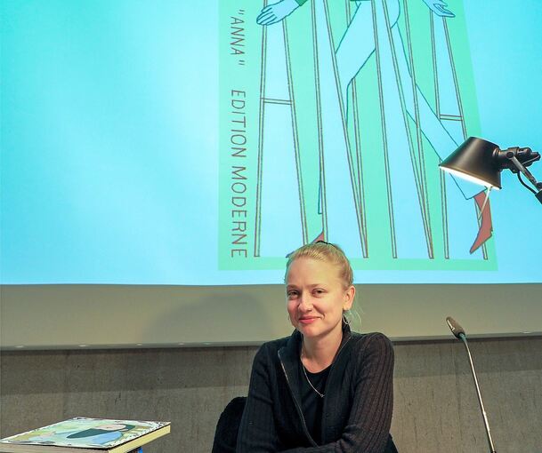 Die Comic-Künstlerin Mia Oberländer berichtet in Marbach über ihre Arbeit und ihr Buch „Anna“. Foto: Holm Wolschendorf