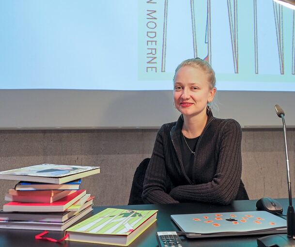 Die Comic-Künstlerin Mia Oberländer berichtet in Marbach über ihre Arbeit und ihr Buch „Anna“. Foto: Holm Wolschendorf