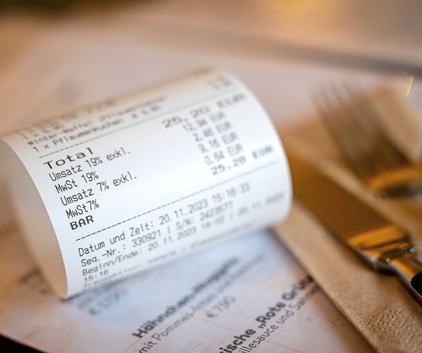 Die Rechnung im Restaurant sieht jetzt wieder anders aus: Die Vergünstigung bei der Mehrwertsteuer gilt nicht mehr. Foto: Sina Schuldt/dpa