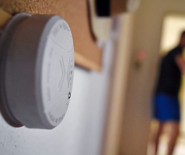 Ein CO-Melder warnt vor ausströmendem Kohlenstoffmonoxid bei defekten Heizungen und Kaminen. Archivfoto: Franziska Gabbert/dpa