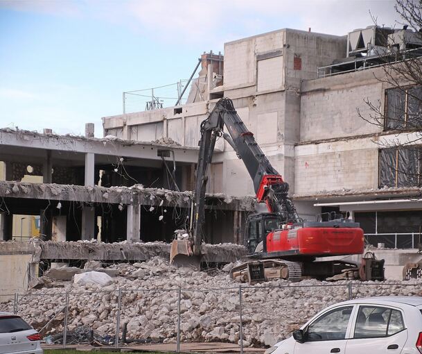 Der Gebäudeteil, in dem der Brand im Mai 2022 ausgebrochen war, wird derzeit abgerissen. Foto: Alfred Drossel