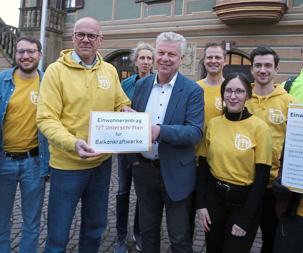 Die Bürgerinitiative „Bietigheim-Bissingen klimaneutral“ überreicht Oberbürgermeister Jürgen Kessing (Mitte) die Unterschriften zum Bürgerantrag.Foto: Alfred Drossel