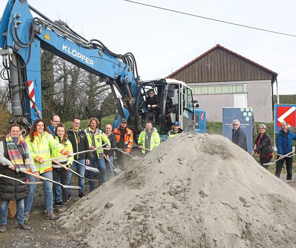 Gemeinde- und Ortschaftsräte sowie Mitarbeiter der Verwaltung und des Bauunternehmers beim Spatenstich für die neue Wasserleitung. Foto: Ramona Theiss