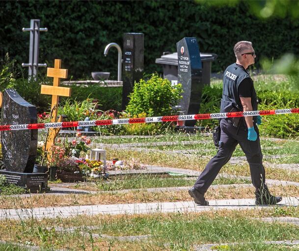 Ein Polizist auf dem Friedhof von Altbach. Hier hatte es im Juni 2023 einen Handgranaten-Anschlag gegeben. Archivfoto: Christoph Schmidt/dpa