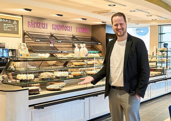 Florian Lutz präsentiert die neu gestaltete Filiale mit Café am Marktplatz. Foto: Andreas Becker