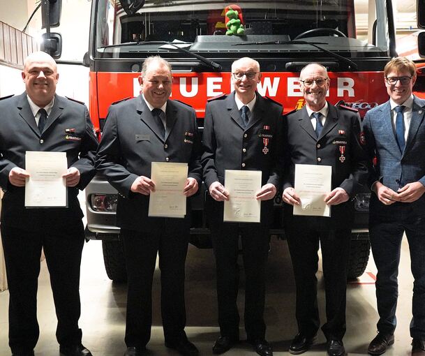 Die Feuerwehr Oberstenfeld ehrt bei der Hauptversammlung verdiente Mitglieder. Darüber freut sich auch Bürgermeister Markus Kleemann (rechts). Foto: Mary Schirmacher