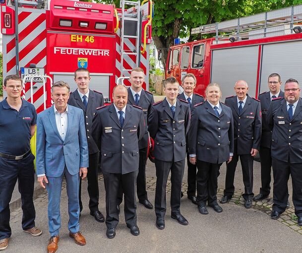 Ein Teil der Feuerwehrmannschaft Erdmannhausen. Das Bild stammt von der Hauptversammlung 2023, mit auf dem Foto ist Bürgermeister Marcus Kohler (Zweiter von links). Archvibild: Holm Wolschendorf