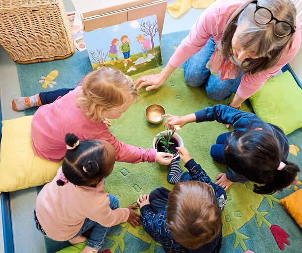 Weil nicht ausreichend Personal zur Verfügung steht, endet das Ganztagsangebot im Kindergarten Birkenweg weiterhin bereits um 15 Uhr. Symbolfoto: Bernd Thissen/dpa