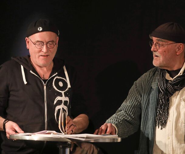 Ralf Peusker (links) und Bernd Lange sind mit ihrer Literaturshow „Literatur live – Poesie x 4“ zu Gast im Besigheimer Wartesaal. Foto: Ramona Theiss