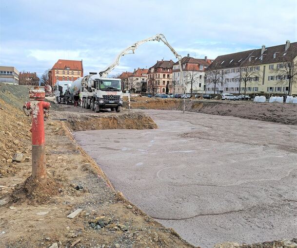 Der große Schlammsee, mit dem zwei Betonmischer die großen Zu- und Abluftrohre bedecken. Foto: Hans-Peter Jans