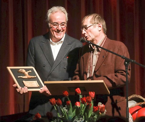 Pierre Eschbach (rechts) von der Société Sainte-Aloyse in der französischen Partnergemeinde Ingersheim überreicht dem TV-Vorsitzenden Joachim Rösch sein Gastgeschenk.