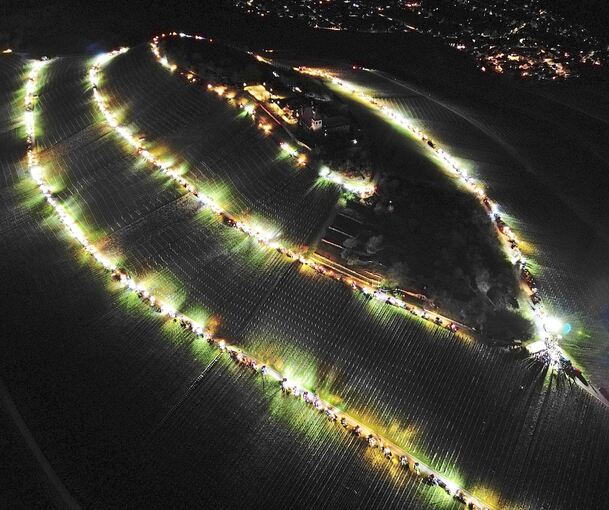 Bauernprotest: Am Sonntagabend formen die Lichter der Traktoren am Michaelsberg eine Spirale. Foto: Kevin Lermer/7aktuell.de