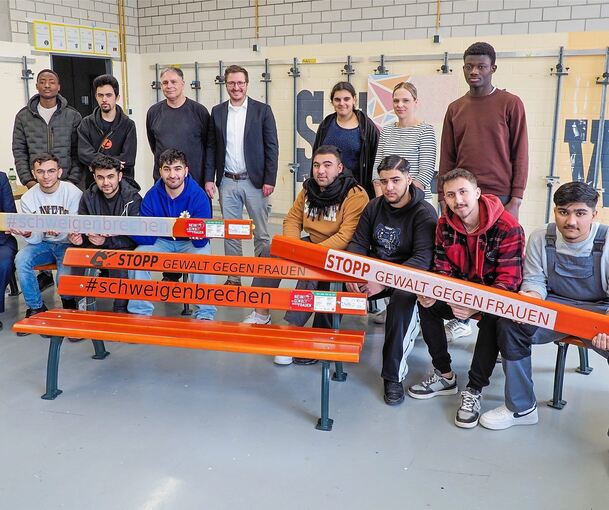 Bald öfter zu sehen: die orangenen Bänke, die Schüler der Oscar-Walcker-Schule gestaltet haben.Foto: Holm Wolschendorf