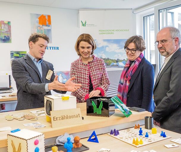 Im Makerspace erklärt Projektleiter Steffen Schaal Wissenschaftsministerin Petra Olschowski, Grünen-Landtagsabgeordnete Silke Gericke und PH-Rektor Jörg Keßler (von links) den Erzählomat. Foto: Holm Wolschendorf
