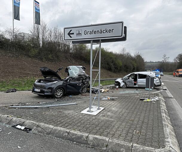 Ein Bild der Zerstörung bot sich den Rettungskräften an der Unfallstelle. Foto: 7aktuell/Alexander Hald