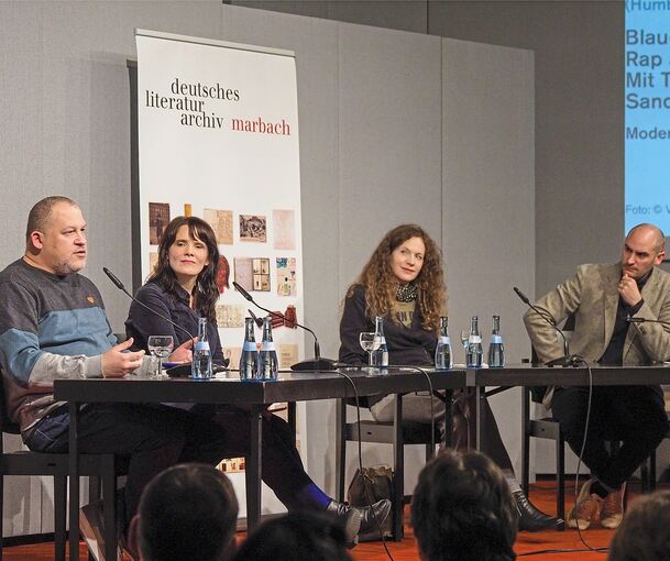 Rapper Torch (links) und Finanzminister Danyal Bayaz im Gespräch mit DLA-Direktorin Sandra Richter (rechts) und Moderatorin Eva Röder im Deutschen Literaturarchiv. Foto: Holm Wolschendorf