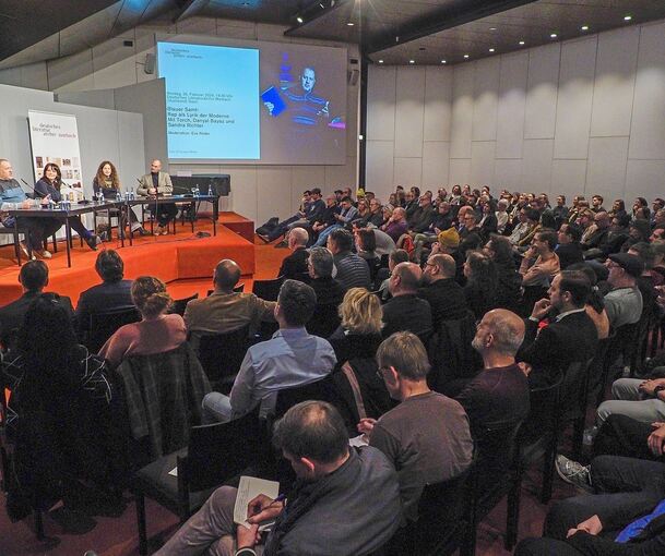 Volles Haus: Rapper Torch (links) und Finanzminister Danyal Bayaz im Gespräch mit DLA-Direktorin Sandra Richter (rechts) und Moderatorin Eva Röder im Deutschen Literaturarchiv. Foto: Holm Wolschendorf