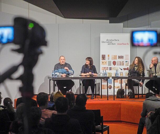 Rapper Torch (links) und Finanzminister Danyal Bayaz im Gespräch mit DLA-Direktorin Sandra Richter (rechts) und Moderatorin Eva Röder im Deutschen Literaturarchiv. Foto: Holm Wolschendorf